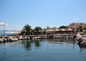 Pushuesit të shqetësuar për ndotjen e ujit nga nafta në plazhin e Sarandës