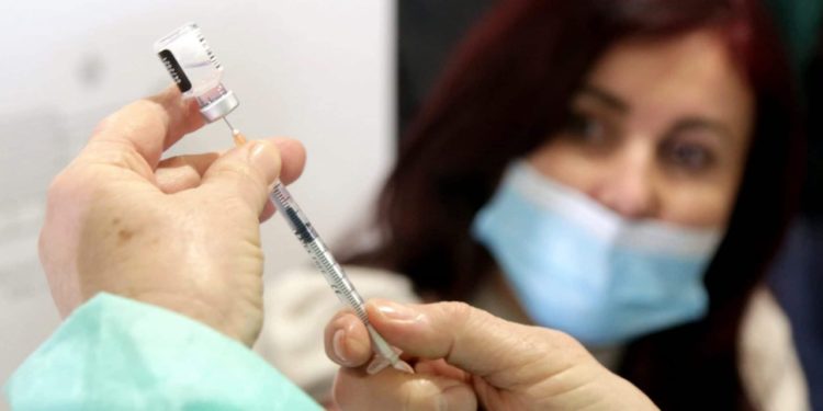 Gjirokastritët të painteresuar për marrjen e vaksinës kundër Covid