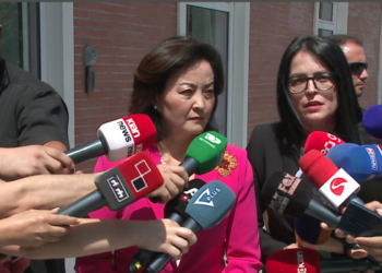 Ambasadorja Kim mesazh të qartë Bashës: Do të ishte një tragjedi nëse partia do të hante bar për hir të interesave personale të një njeriu