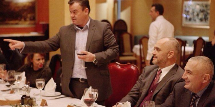 Nikoll Lesi tregon pse u prishën me Ilir Metën: Ta vumë gazetën në dispozicion të LSI-së gjatë fushatës. Edhe mua mund të më dekoroje, zoti President!