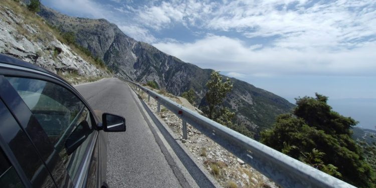 Aksident në Llogara, makinat përplasen kokë më kokë te kthesa e rrezikshme