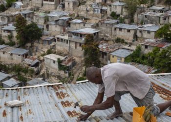 Stuhi “Elsa” godet Karaibet, evakuohen 180 mijë persona