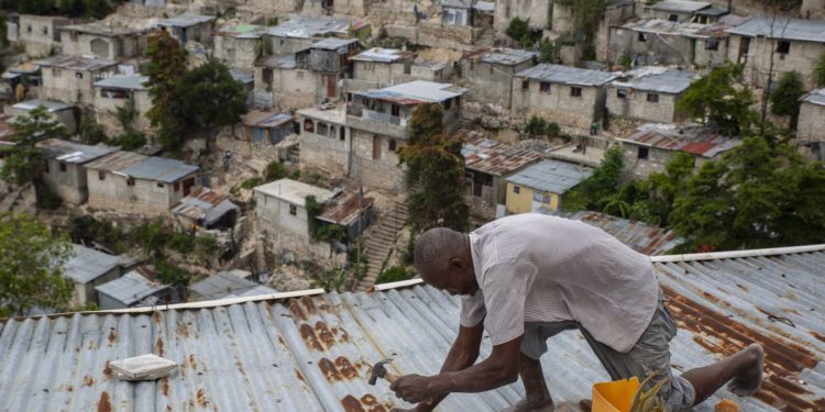 Stuhi “Elsa” godet Karaibet, evakuohen 180 mijë persona