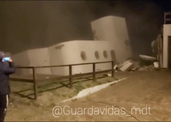 Video e frikshme: Shikoni si oqeani në bregun Atlantik të Argjentinës përpin shtëpinë (VIDEO)