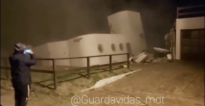 Video e frikshme: Shikoni si oqeani në bregun Atlantik të Argjentinës përpin shtëpinë (VIDEO)