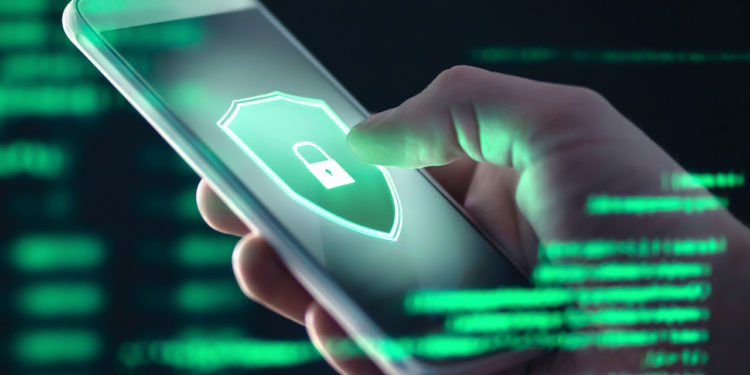 Fikeni dhe rindizeni shpesh celularin, ja si të ruheni nga hakerat