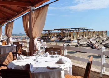 Familja shqiptare nga Greqia me pushime në Durrës: E re pedhja, ego ena kafe…