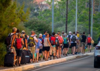 Zjarri në ishullin grek del jashtë kontrollit, evakuohen pushuesit në hotele, kërkohet shpallja e emergjencës (VIDEO)