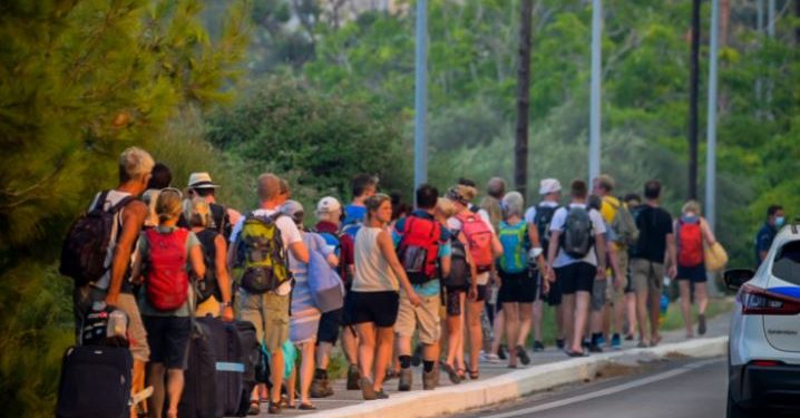 Zjarri në ishullin grek del jashtë kontrollit, evakuohen pushuesit në hotele, kërkohet shpallja e emergjencës (VIDEO)