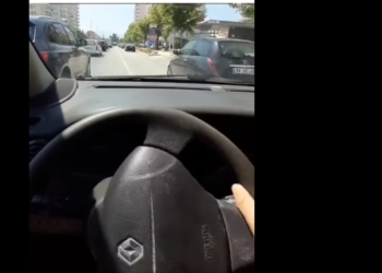 Çmenduri në Vlorë/  I riu bën manovrën e frikshme, hipën me makinë në trotuar, i rrezikon jetën qytetarëve (VIDEO)
