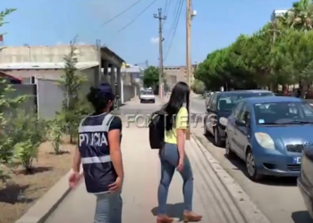 E dashura iu arrestua në Lushnjë bashkë me kryebashkiakun, i ‘forti’ kërcënon gazetarin që filmonte: Ti ta mbash mend… (VIDEO)