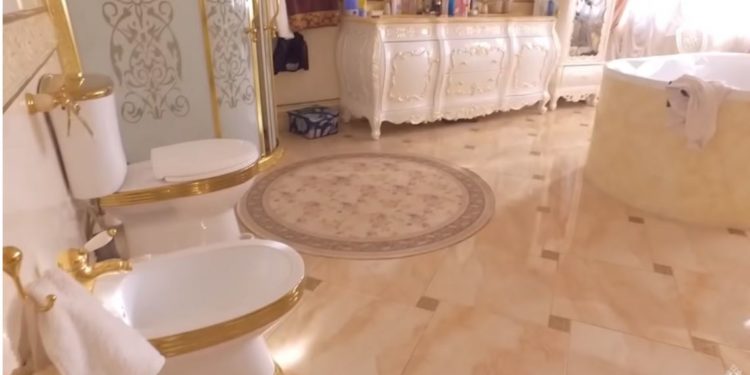 Drejtorit të policisë i gjendet tualeti prej ari në banesë (VIDEO)