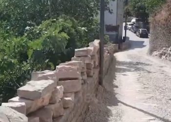 Punimet e tejzgjatura për ujësjellësin në Gjirokastër, pluhur e tym në disa rrugë, dëmtohen kalldrëmet (VIDEO)