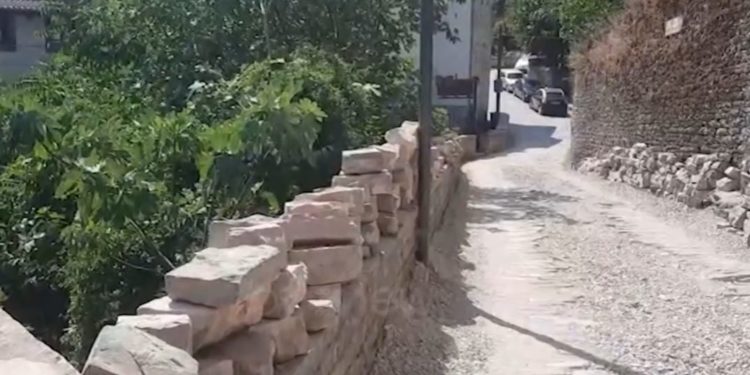 Punimet e tejzgjatura për ujësjellësin në Gjirokastër, pluhur e tym në disa rrugë, dëmtohen kalldrëmet (VIDEO)