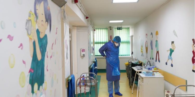 U infektuar me Delta nga motra, humb jetën 11 vjeçarja në Itali