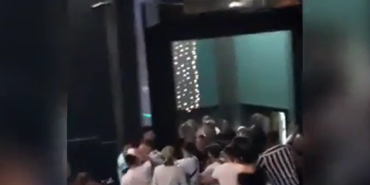 Saranda nuk gjen qetësi, plas sherri në mesnatë, turistët përleshen me truprojat e “Orange” (VIDEO)