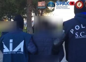 Vlorë/ Ish-nënkomisari i policisë hidhet nga kati i dytë i banesës për t’i shpëtuar arrestimit, përfundon në spital