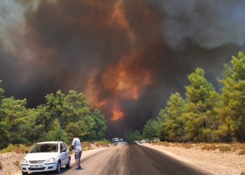 Shtëpi dhe pyje të shkrumbuara në Turqi, flakët pranë resorteve në Antalya