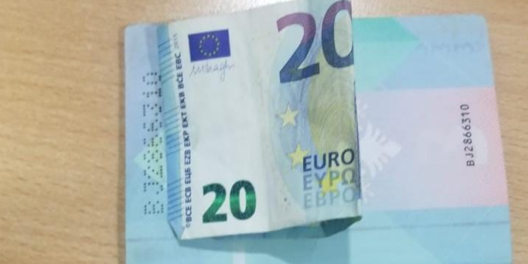 Tentoi ta korruptonte me 20 euro, polici i vë prangat emigrantit në kufi