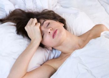 Pse djersitni natën, ekspertët japin shpjegimin