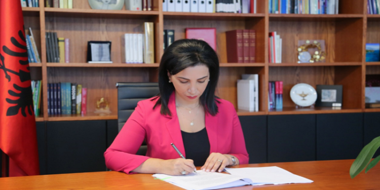 Ministria e Arsimit nxjerr udhëzimin për vitin e ri shkollor, gjuha angeleze nis që në klasë të parë