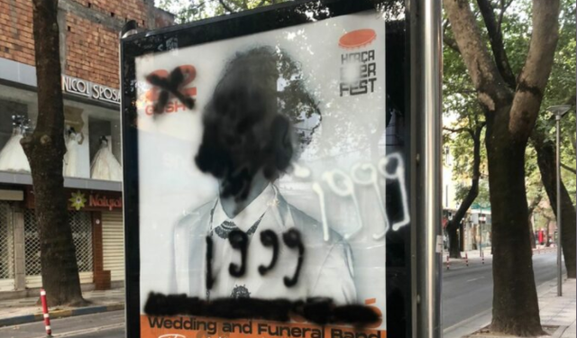 Përdhosen në Tiranë posterat e këngëtarit serb, Goran Bregoviç