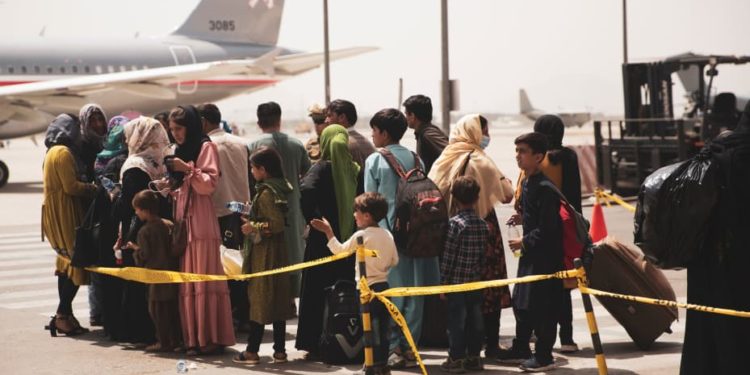 Nesër mbërrijnë në Shqipëri dy avionë me afganë