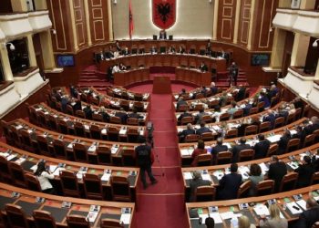 Risitë e Kuvendit të ri: 38 deputetë me tituj shkencorë, ikin ‘juristët’ dhe vijnë ‘ekonomistët’! Shumica ‘flenë’ në Tiranë