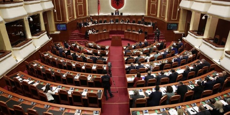 Risitë e Kuvendit të ri: 38 deputetë me tituj shkencorë, ikin ‘juristët’ dhe vijnë ‘ekonomistët’! Shumica ‘flenë’ në Tiranë