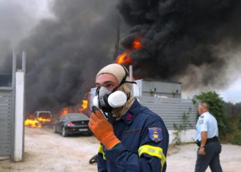 Greqia kalon natë tmerri, era ‘tërboi’ flakët që ‘gllabëruan’ dhjetëra banesa! Qindra banorë të evakuuar