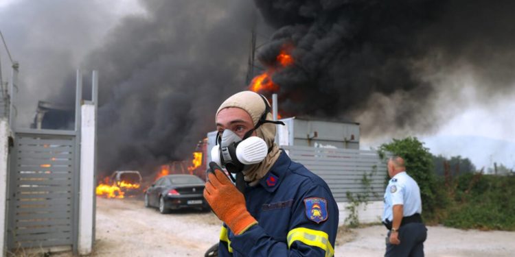 Greqia kalon natë tmerri, era ‘tërboi’ flakët që ‘gllabëruan’ dhjetëra banesa! Qindra banorë të evakuuar
