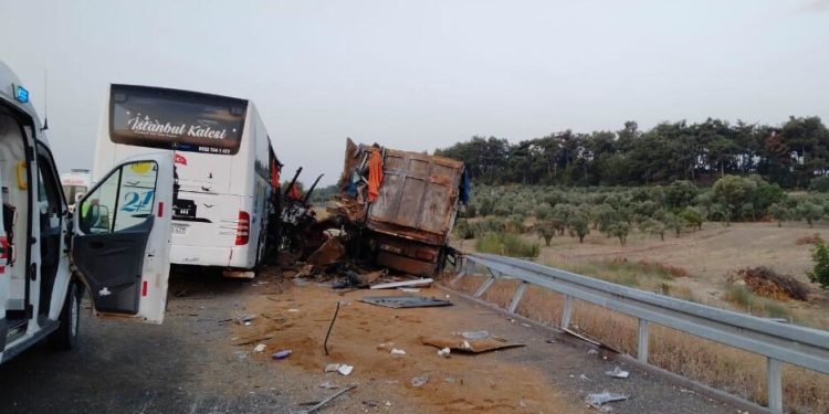 Autobusi përplaset me kamionin, 9 jetë të humbura dhe 30 të plagosur (FOTO)