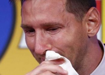 Del në ankand shamia me të cilën Messi fshiu lotët