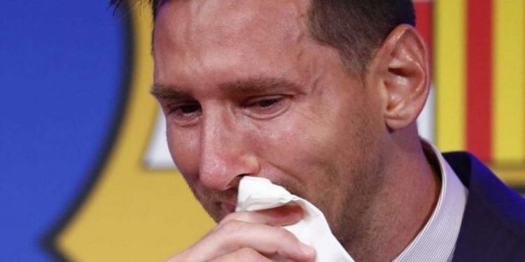 Del në ankand shamia me të cilën Messi fshiu lotët