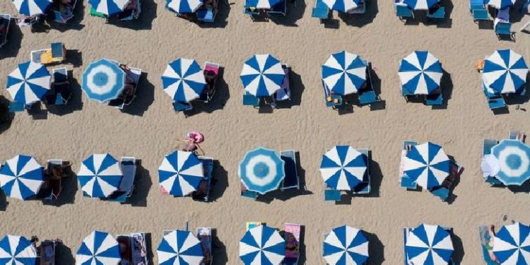 Turistët ballkanas shpëtojnë turizmin në Shqipëri