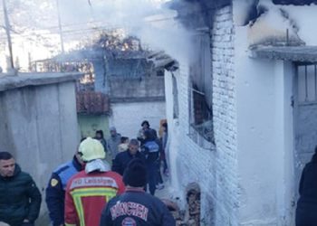 E lyejnë me benzinë dhe i vënë flakën derës së jashtme të një shtëpie në Vlorë