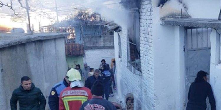 E lyejnë me benzinë dhe i vënë flakën derës së jashtme të një shtëpie në Vlorë