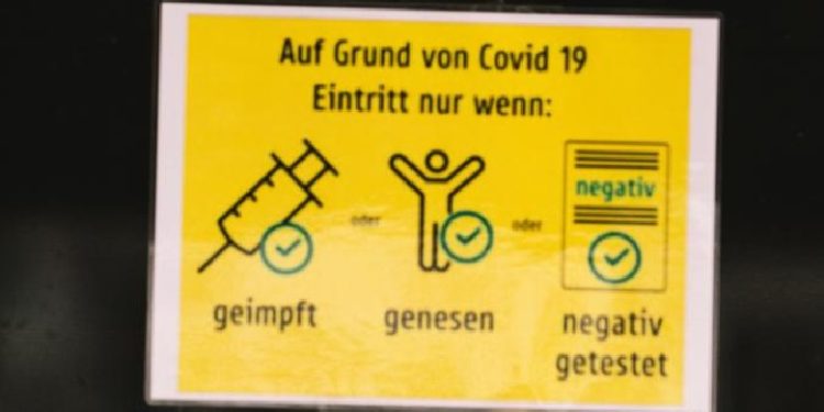Rritet presioni ndaj të pavaksinuarve në Gjermani, rregullorja e re: Shërim, vaksinim ose test