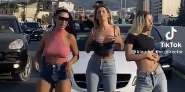 Çudira shqiptare/Vajzat dhurojnë spektakël në mes të rrugës me shampanjë, muzikë të lartë e kërcim për një video në Tik Tok (VIDEO E PLOTË)