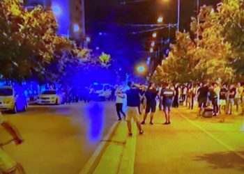 Tronditet Lushnja, ekzekutim mafioz në qendër të qytetit. Vritet pronari i një lokali, plagosen 3 persona, mes tyre dhe një vajzë (Emrat)