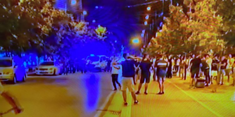 Tronditet Lushnja, ekzekutim mafioz në qendër të qytetit. Vritet pronari i një lokali, plagosen 3 persona, mes tyre dhe një vajzë (Emrat)