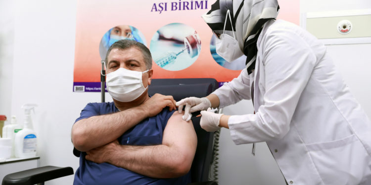 Turqia e bën të detyruar vaksinën në vendin e punës