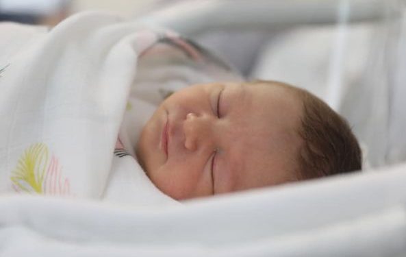 Lind në Sarandë foshnja me emër të veçantë, Manastirliu: Mbi 92 mijë fëmijë kanë përfituar bonusin e bebes