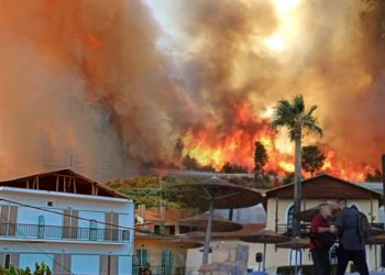 Greqia në përballje me flakët, pesë fshatra janë evakuuar