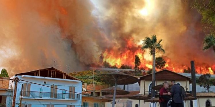 Greqia në përballje me flakët, pesë fshatra janë evakuuar