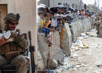 ‘Nëse nuk na merrni dot ne, merrni fëmijët tanë…’, foto që të këpusin shpirtin nga Afganistani