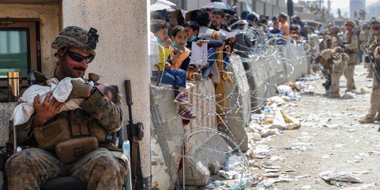 ‘Nëse nuk na merrni dot ne, merrni fëmijët tanë…’, foto që të këpusin shpirtin nga Afganistani