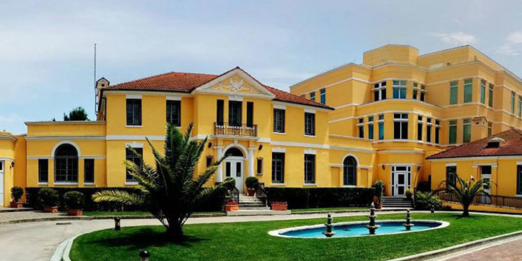 Ambasada amerikane reagon për situatën e krijuar nga zjarret: Lutjet tona janë për të prekurit, jemi krah Shqipërisë!