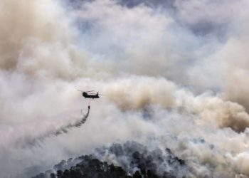 Zjarr masiv në periferi të Athinës, shkak një shkëndijë elektrike