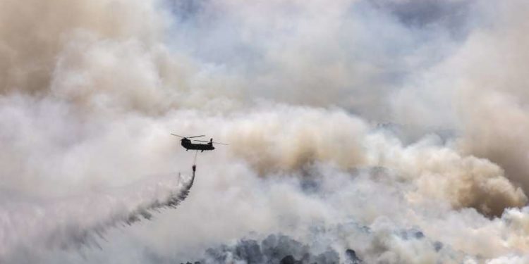 Zjarr masiv në periferi të Athinës, shkak një shkëndijë elektrike